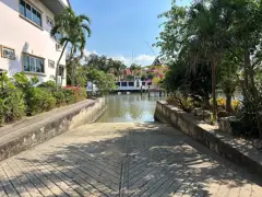 Walkway down the canal