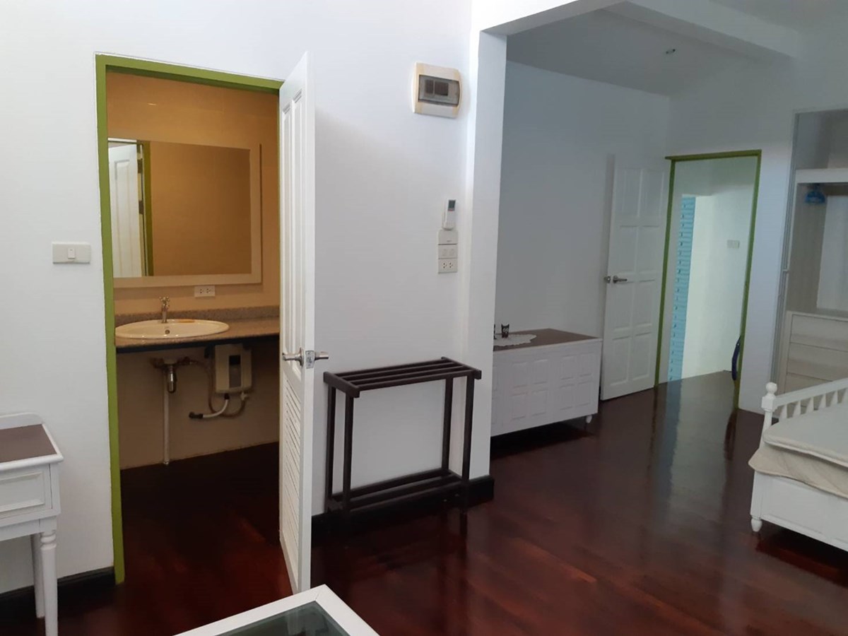 Villa Navin Jomtien House Pattaya real estate agent for Property for sale and rent in